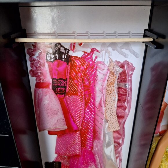 Barbie Fashionista Wardrobe Closet Carrying Case and Barbie Doll - Picture 13 of 13